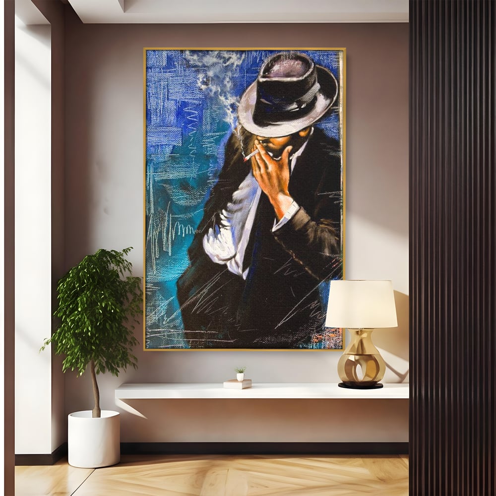 Tablou canvas cu pictura cu barbat fumand sub palarie, in rama de aluminiu auriu